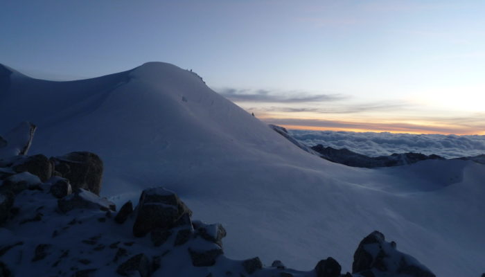 LAGUNA LECHE KHOTA - UMASIÑA - CHACHACOMANI VALLEY - CHACHACOMANI BASE CAMP (4.470 m asl. / 14 665 FT)