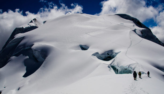 BASE CAMP HUANACUNI – CROSSING OF HUANACUNI – BASE CAMP COLOLO (4680 meters/15,400 feet asl)