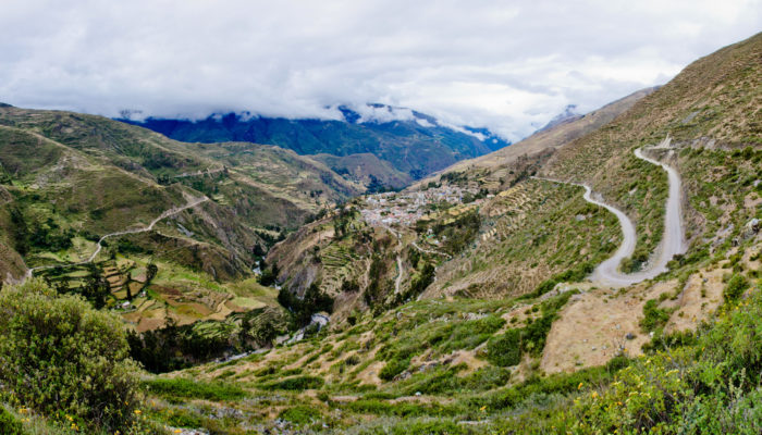 SANTIAGO DE OKOLA – CHARAZANI – LAGUNILLAS – KANISAYA (3870 meters/12,700 feet asl)