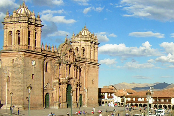 LA PAZ – CUSCO (3.400 meters / 11155 feet asl.)