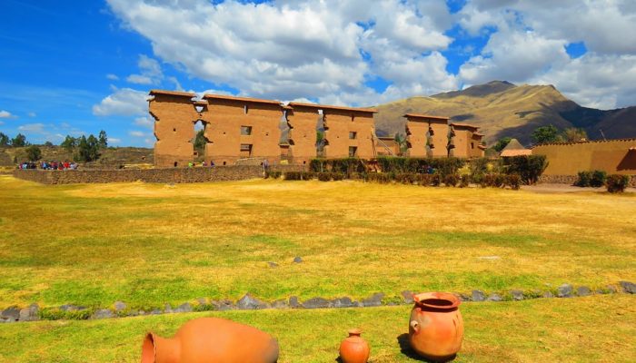 CUSCO – ANDAHUAYLILLAS – RAQCHI - PUNO (3.800 m/12467 ft)