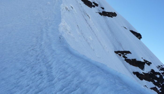 ASCENT OF PEQUEÑO ALPAMAYO (5370 meters / 17 618 feet a.s.l) - LAGUNA CHIARKHOTA – LA PAZ (3.600 meters / 11 811 feet asl.)