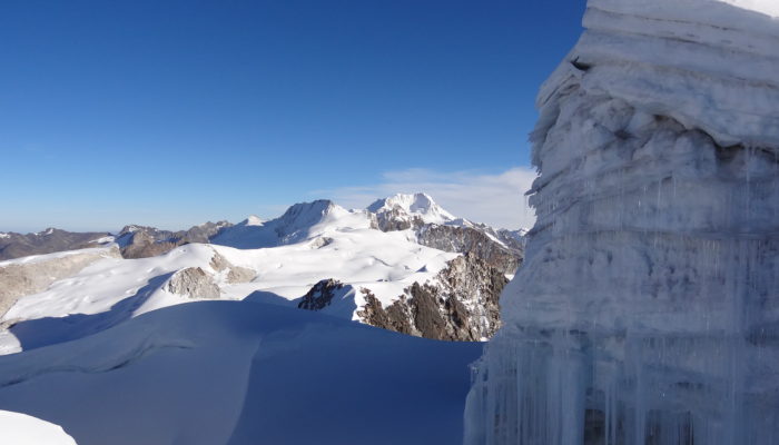 CROSSING OF JANQ’U UYU (5515 m.a.s.l/18093 feet) – LAGUNA LECHE KHOTA ( 5140 m.a.s.l./16863 feet) 