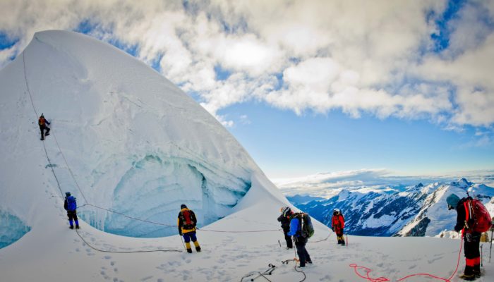 LAGUNA KAÑUHUMA ( 4720 m.a.s.l./15485 feet) – CROSSING OF LLAKAYA ( 5810m.a.s.l./19060 feet) AND CONDORINI (5650m.a.s.l./18536 feet) – LAGUNA PUJO PUJO (4650 m.a.s.l./15255 feet)