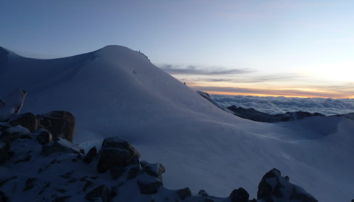 LAGUNA LECHE KHOTA ( 5150 m.a.s.l./16896 feet) – CHACHACOMANI VALLEY–CHACHACOMANI BASE CAMP ( 4470 m.a.s.l./14665 feet)